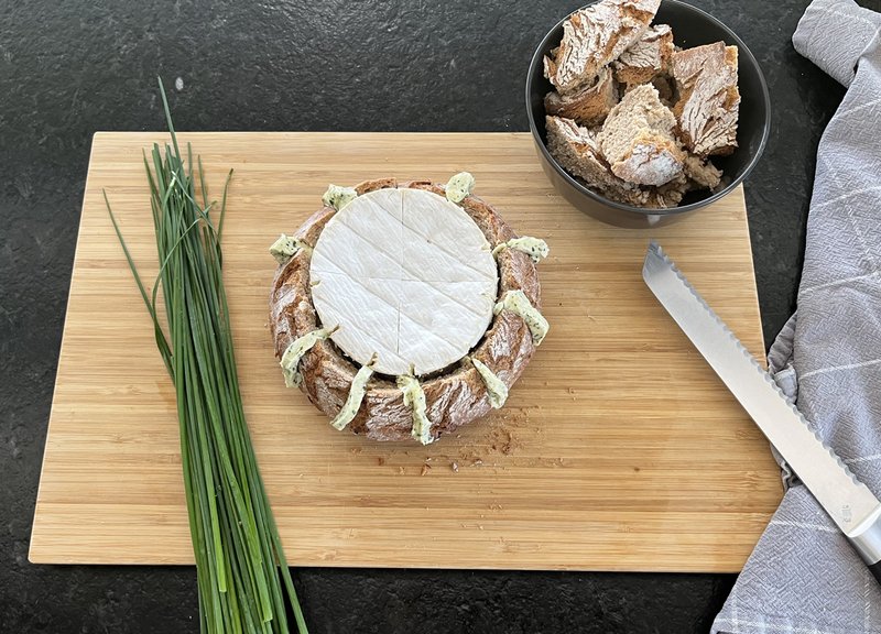 Camembert im Haubis Bauernbrot mit Kräuterbutter