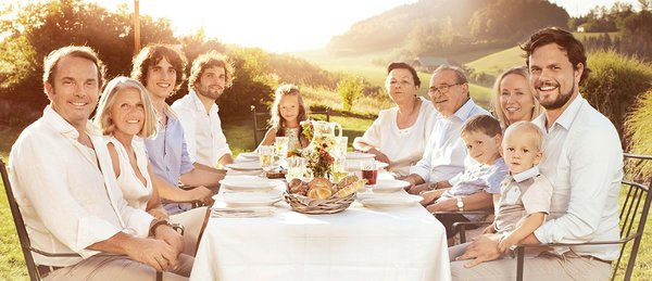 Familie Haubenberger beim gemeinsamen Frühstücken am Tisch
