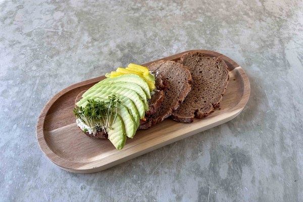Roggenbrot mit Avocado, Kresse und Paprika