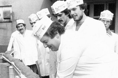 17. März 1983: Im Stammhaus in Petzenkirchen backt Haubis mit einer Länge von 25,90 Metern der größte Sandwich der Welt.