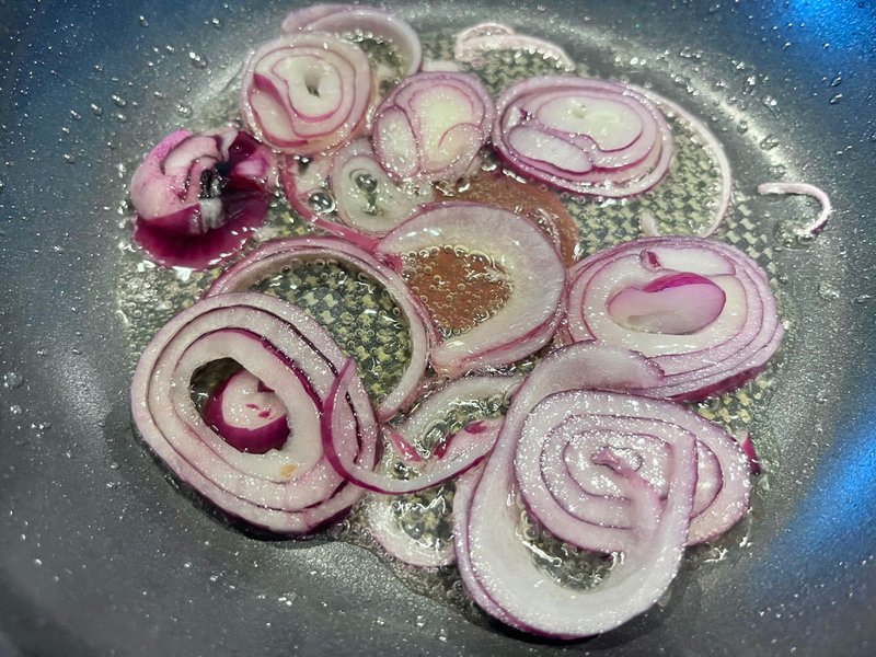 Zwiebelringe in Pfanne