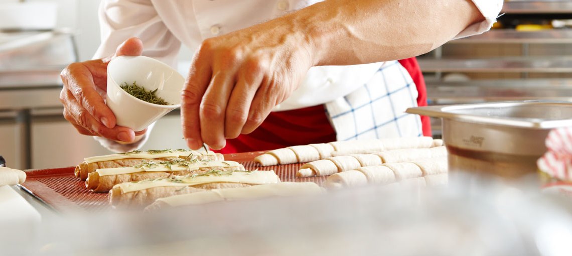 Die Haubis Teiglinge werden vor dem Backen veredelt und neue Kreationen entstehen.